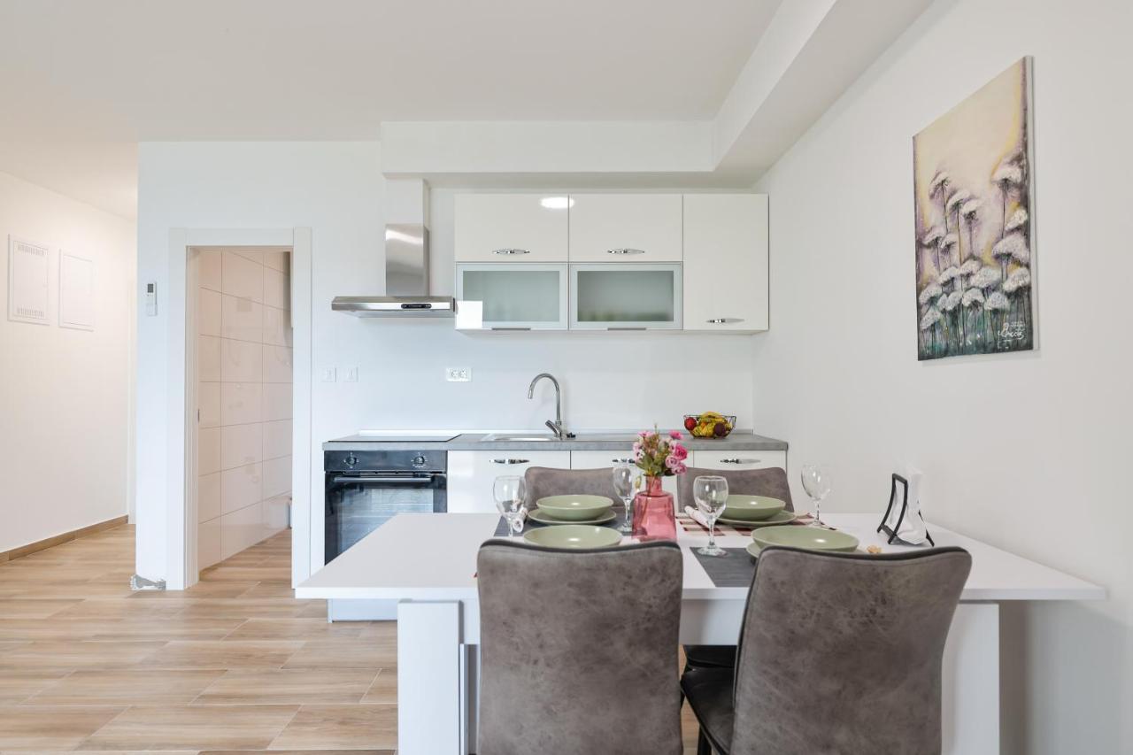 Beachfront Apartments Tic With Seaview Miletici Extérieur photo